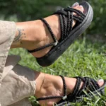 صندل‌های کنفی با بند مشکی