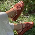 صندل‌های کنفی با بند قهوه‌ای