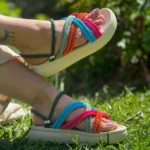 صندل‌های کنفی با بندهای رنگارنگ